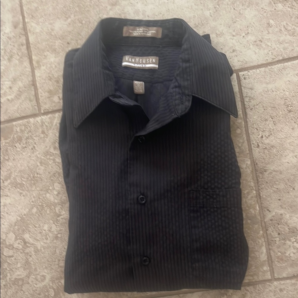 Van Heusen Men's Fitted Black shirt a small medium 32, 33